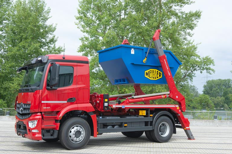 Chain loader skip truck with telescopic arms and chains