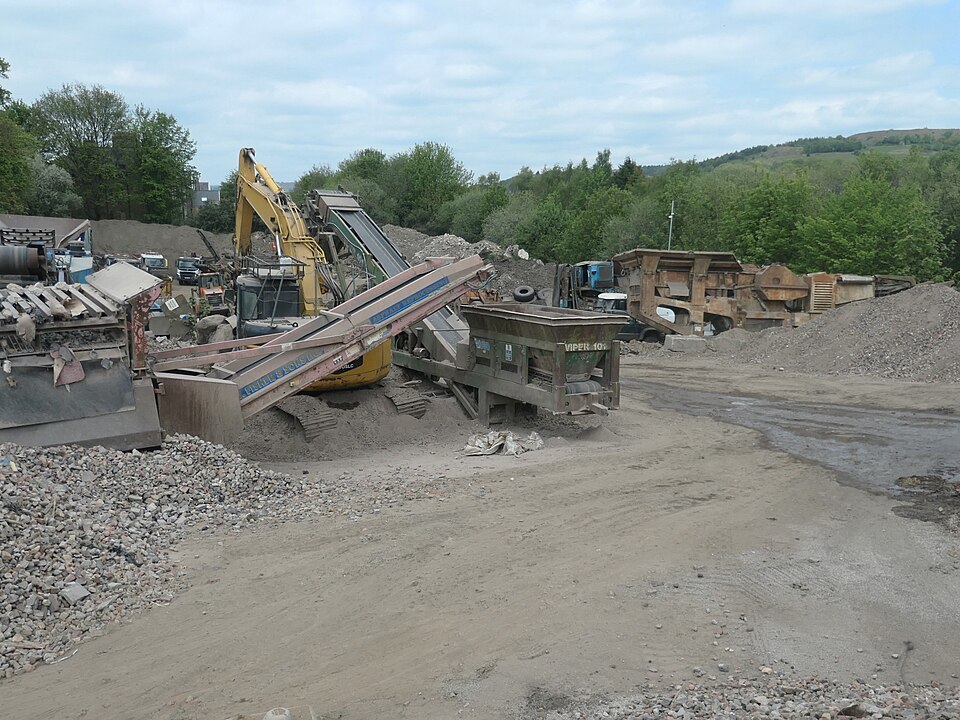 Mixed recyclables processing at recycling facility